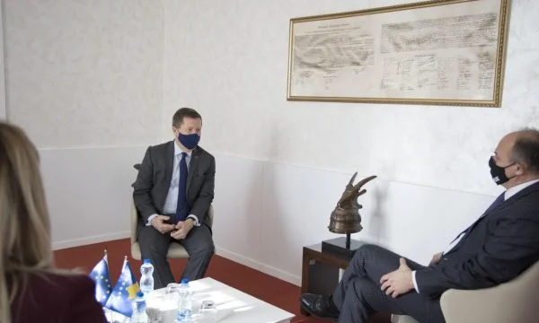 Hoxhaj takon ambasadorin Szunyog: Të krijohen sa më parë institucionet, qytetarët kanë nevojë për dorën e shtetit