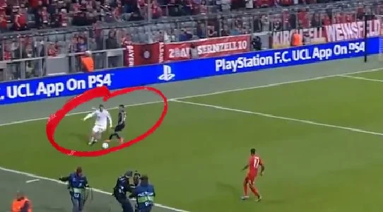 Neuer ky xhoker i Bayernit, lehtazi zëvendëson lojtarët në fushë