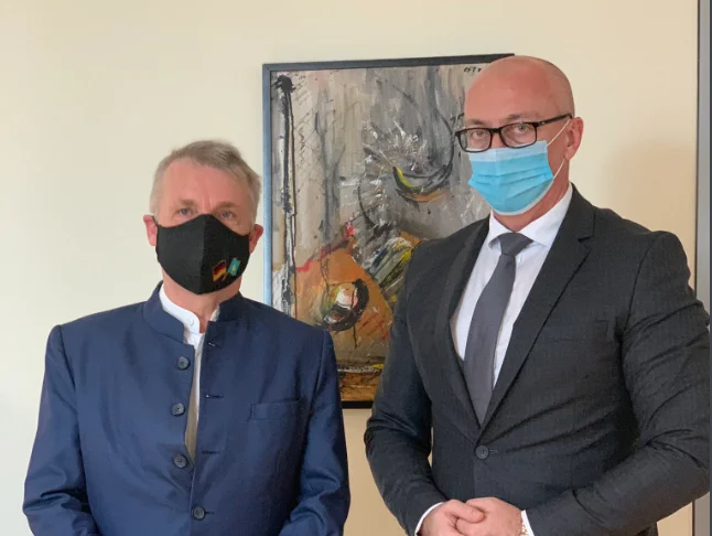 Ambasadori gjerman takon Goran Rakiqin pas zhvillimeve të fundit në Kosovë