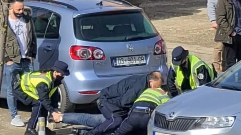 Momenti kur policia e shtrin dhe arreston një qytetar të Klinës për maskë