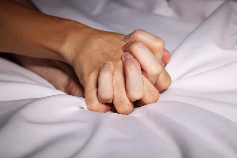 Ç’është anoreksia e intimitetit? Shenjat që ju dhe partneri/ja mund ta keni, por nuk e dini