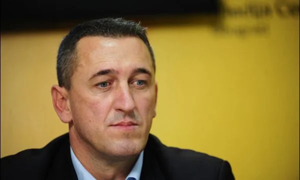 Djali i Nenad Rashiqit rrihet me çekiç nga 30 persona