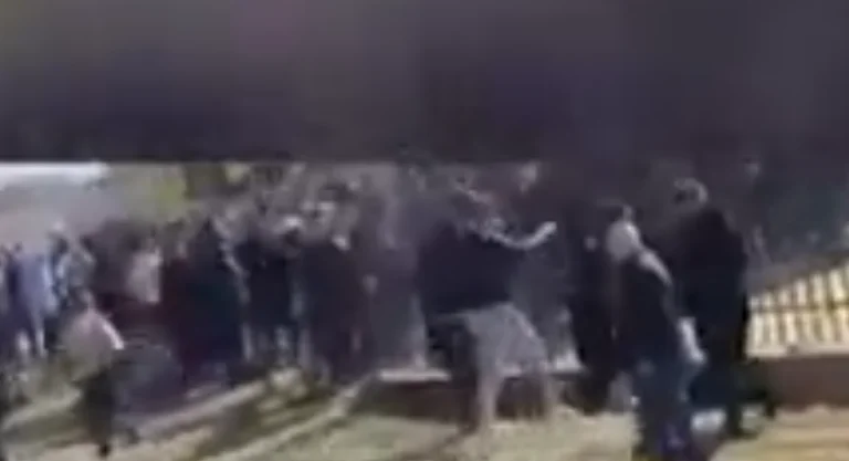 Momenti kur dhjetëra persona e sulmojnë djalin e Nenad Rashiqit