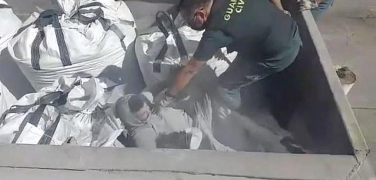 Emigranti maroken tentoi të fshihej brenda thesit me hi, policia e kap mat