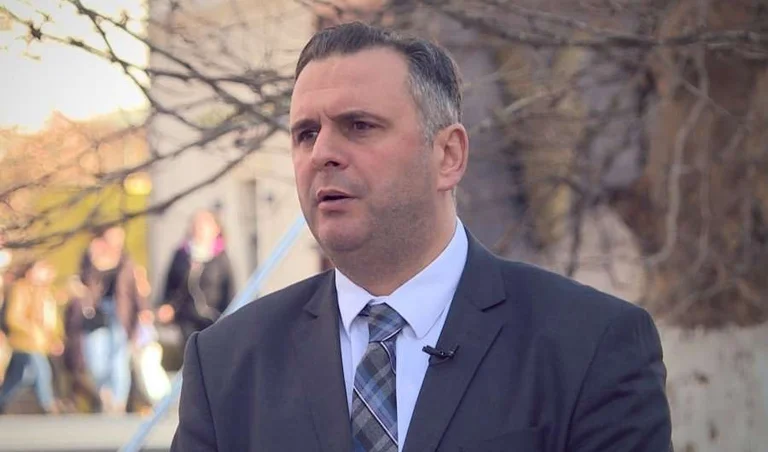 Policia jep detaje për djegien e veturës së Mefail Bajqinovcit