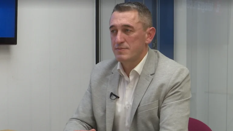 Policia jep detaje për rrahjen e djalit të Nenad Rashiqit, arrestohen 8 persona
