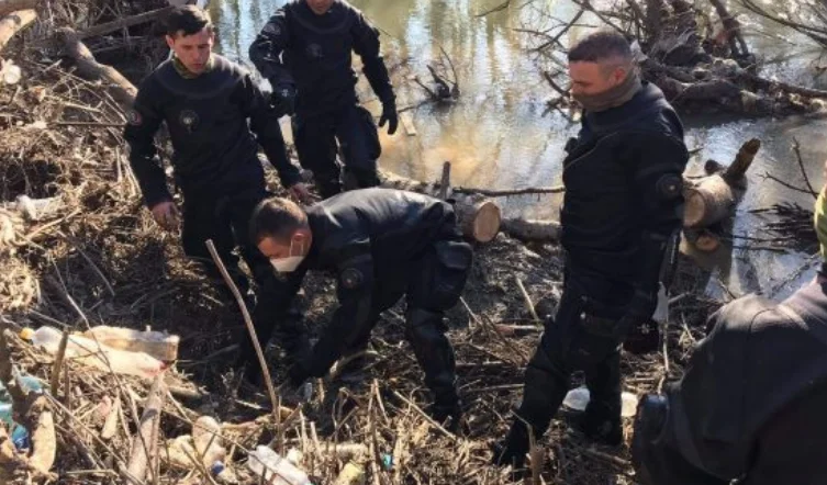 Momenti kur nga lumi nxirret trupi i pajetë i personit të zhdukur