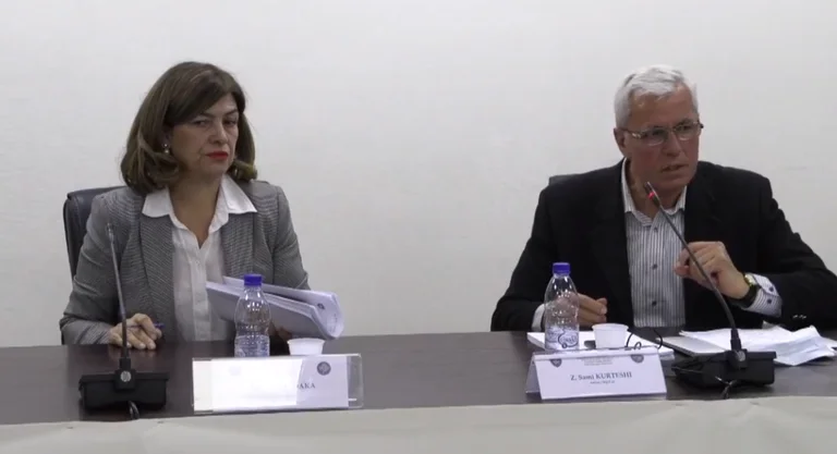“Nuk e paskam ditë që je titullare e KQZ-së“ – Vazhdon debati mes Dakës dhe Kurteshit