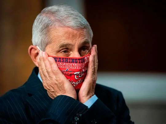 Fauci: Mund të jemi të detyruar ta mbajmë maskën deri në 2022