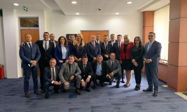 Kandidatja e AAK-së konfirmon se ka fituar votat për t’u bërë sërish deputete