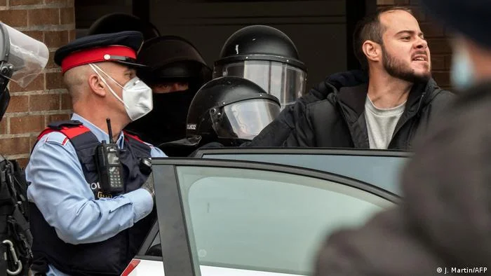 Dhunë e paparë në protestat e Barcelonës pas dënimit të rep-artistit
