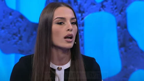 Nuk përmbahet Ana, heq këpucën dhe godet Bledi Manen në emision