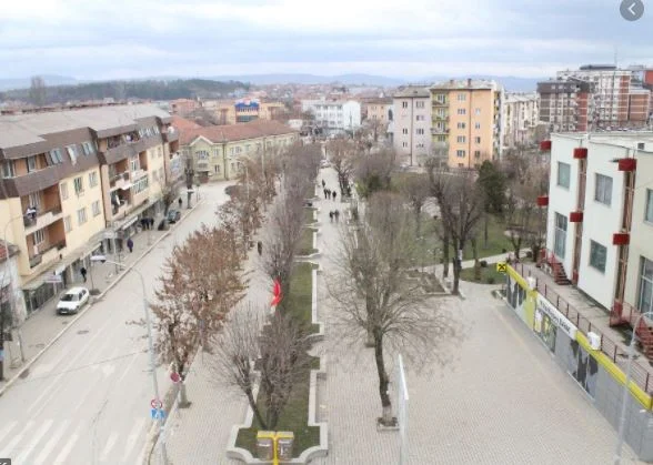 As hyrje, as dalje: Bulliqi mbyll disa rrugë në Podujevë
