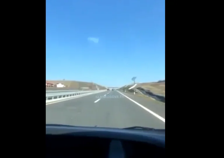Traktoristi tërbon rrjetin: Vozit traktorin në krahun e kundërt të autostradës Mitrovicë-Vushtrri