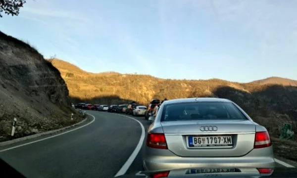 Kolonë veturash në Jarinje hyjnë nga Serbia në Kosovë