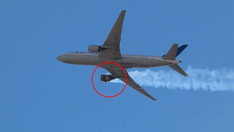 Si nëpër filma: Shpërthen motori gjatë fluturimit, copat e avionit bien nëpër qytet si shi