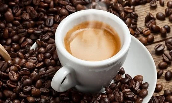 A prishet gjumi nëse pini kafe në mbrëmje, mësojeni të vërtetën