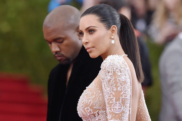 Nach sieben Jahren Ehe fragt Kim Kardashian Canye West
