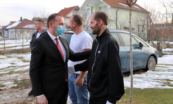 Fidan Gashi, ferito dall'esplosione a Ferizaj, torna guarito dall'Austria
