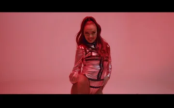 Melissa publie la chanson “top”, montre sexy sur clip vidéo