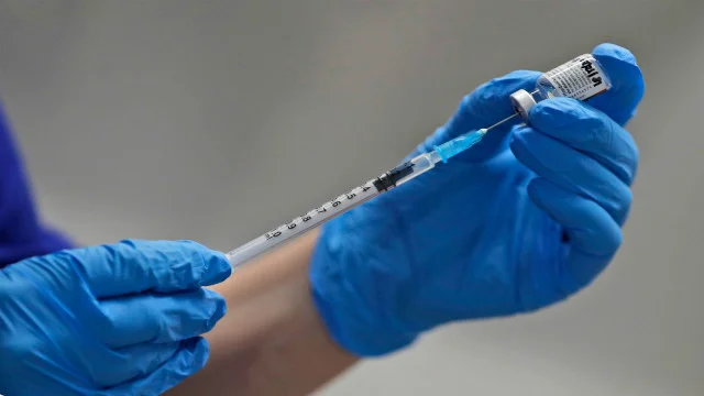 Vaccino Pfizer, i ricercatori cercano il rinvio della seconda dose