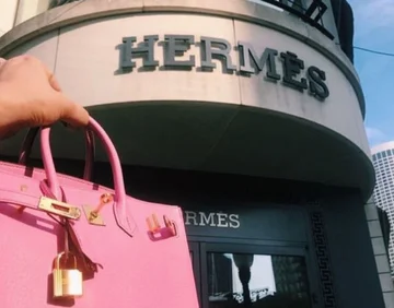 Smart or crazy? These people tore the expensive Hermès Birkin bags to make these slippers