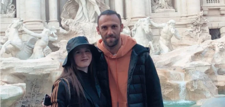 Los monjes en la fuente del amor con su esposa