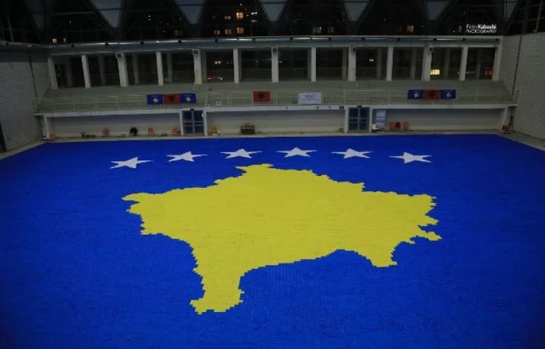 Kosovos Papier- oderigami-Flagge tritt Guinness Buch