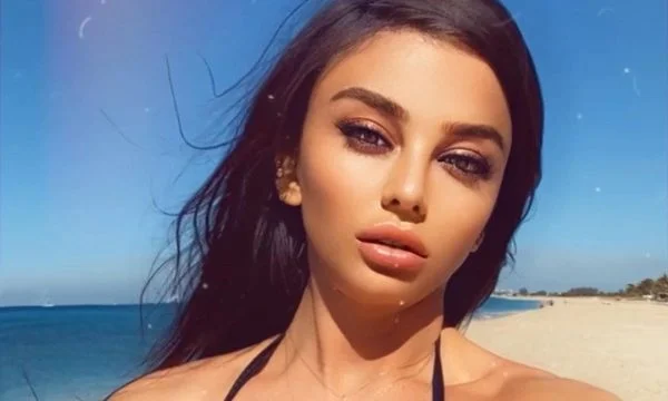 Vildanja also becomes a singer, poses with colored bikinis as Kosovo flag