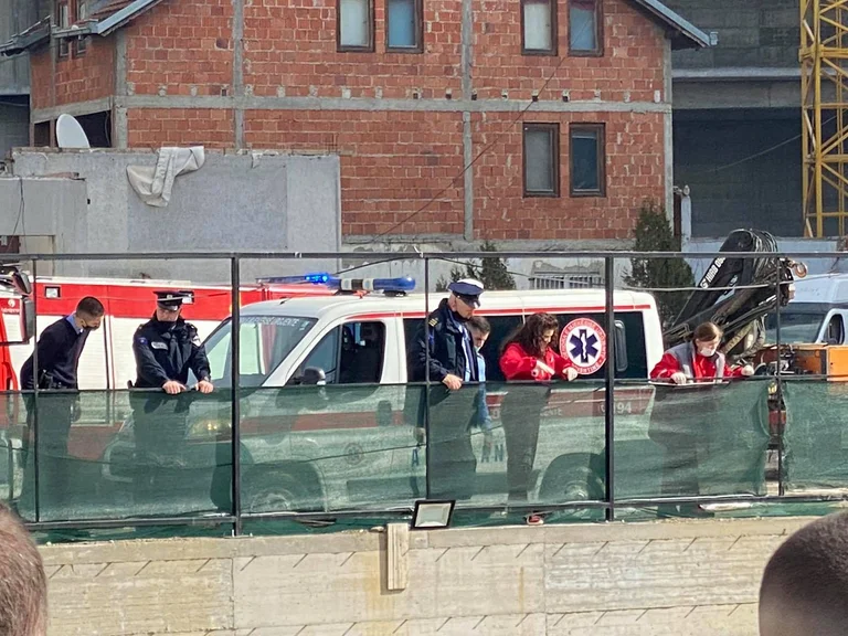 A worker falls out of the building, knows nothing about his condition