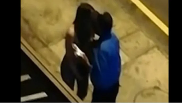 El policía besó a una mujer en lugar de condenarla por romper un toque de queda, suspendida del trabajo
