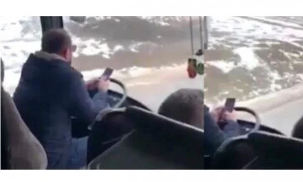 Kosovar dirige el autobús con el codo hasta que escribe en el teléfono