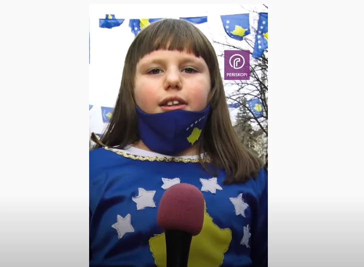 El bebé emociona la poesía para el 13 aniversario de la independencia