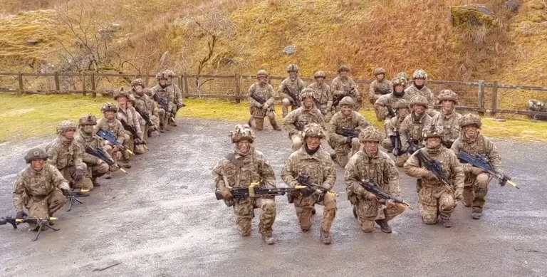 Eccitante: i soldati KSF in Gran Bretagna desiderano il 13o anniversario dell'indipendenza del Kosovo (Video)