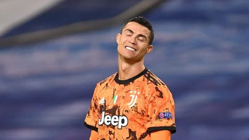 Les Portugais secouent Cristiano Ronaldon avec une équipe, marquant le deuxième but.