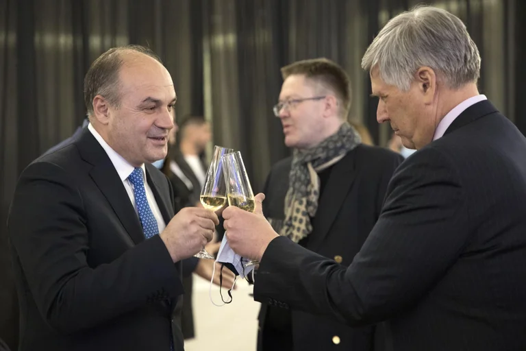 Hoxhaj pubblica foto con ambasciatori: Piacere di condividere il partito con gli amici