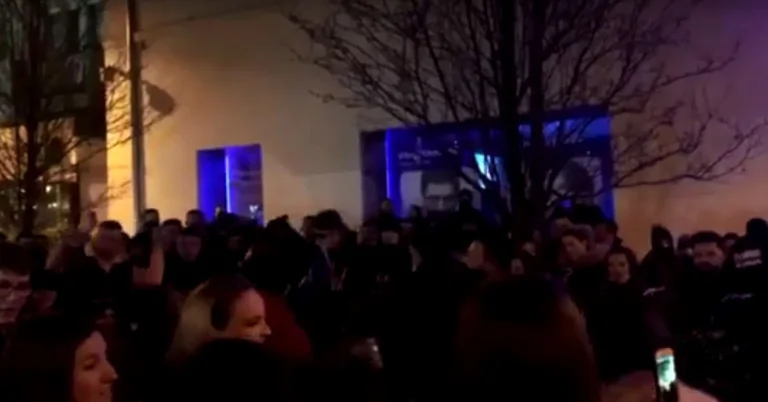 Nicht in diesen Abendstunden halten Lieder und Tanzen in Pristina Quadraten ab