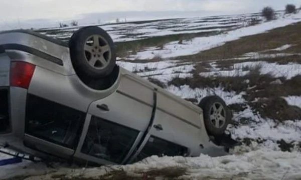 Verkehrsunfall in Skenderaj, dreht ein Auto
