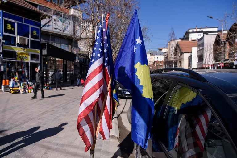 Die amerikanische Botschaft für den 13. Jahrestag der Unabhängigkeit: US-Kosovo Partnerschaft