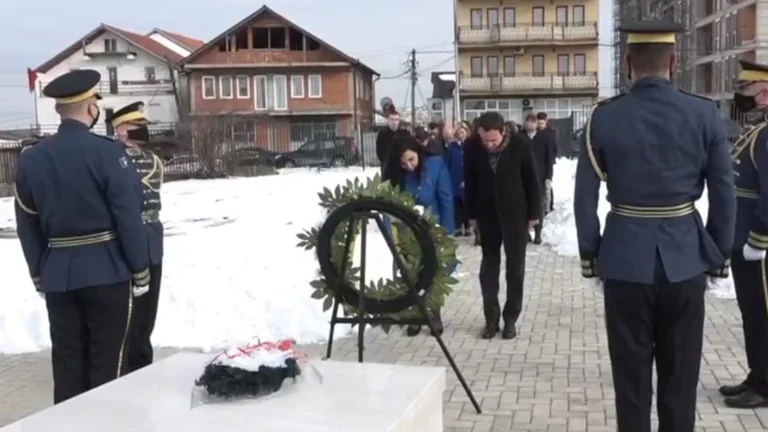 Albin Kurti et Vjosa Osmani rendent hommage à la tombe de Rugova