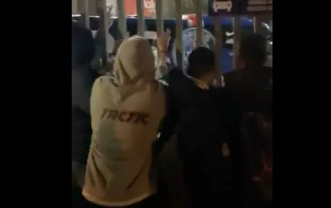 Le PSG arrive au Cump Nou, la situation en dehors du stade à aucun moment. Les fans essaient de briser les clôtures.