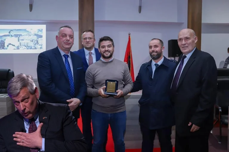 Dopo aver opposto Costetti: premio agli storici Decani nazionalista Mema