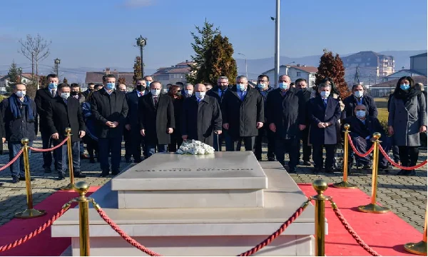 LDK homazhe at Rugova's tomb on independence anniversary