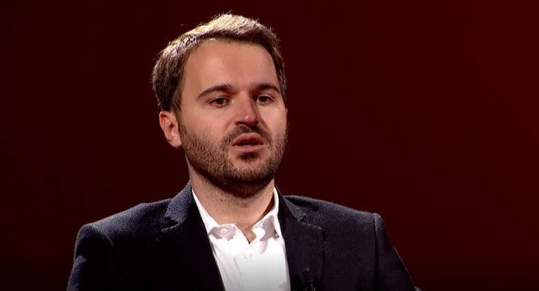 Krasniqi i reagon Pecit të Vjosa Osmanit: Kopje e kopjes, shërbëtor i shërbëtores