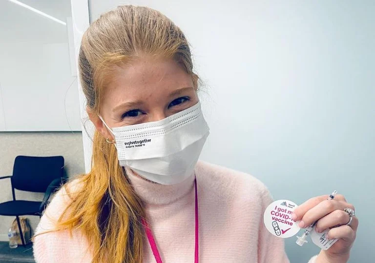 La figlia di Bill Gates prende la prima dose di vaccino