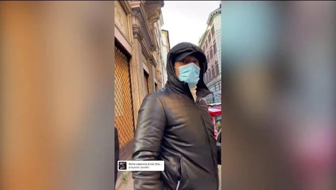 Con un cappuccio e una maschera, i fan non conoscono nemmeno Totti in città.