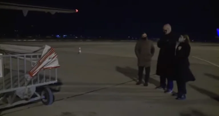 7020 Dosen Pfizer, Rama und Manastirliu erhalten sie am Flughafen