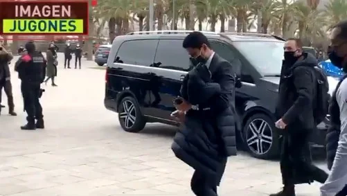 PSG kommt in Barcelona an, Fans sind wütend. Sie werden in Crowds und Inkantationen empfangen (Video)