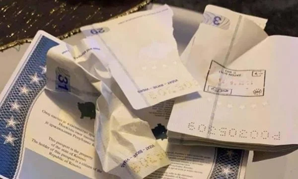 Frustrado con los resultados electorales, los ciudadanos de Drenas destrozan su pasaporte