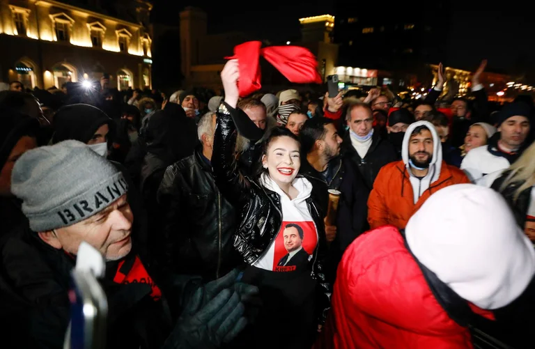 Rina, l'électeur du Kosovo qui rompt le vote parle furieusement devant les internationaux : les partis nationalistes VV